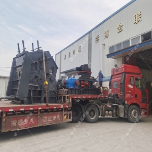 1000*700液壓對輥制砂機(jī)，1210反擊破發(fā)往四川