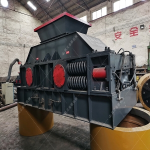 大型對輥破碎機發(fā)貨圖片_發(fā)往新疆_石英石制沙