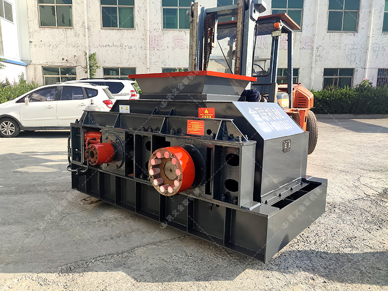 2PGY1007液壓對輥制砂機(jī)發(fā)往江蘇 