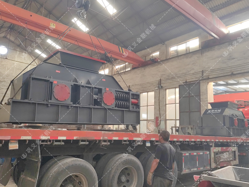 1200x800大型半自動液壓對輥破碎機發往四川