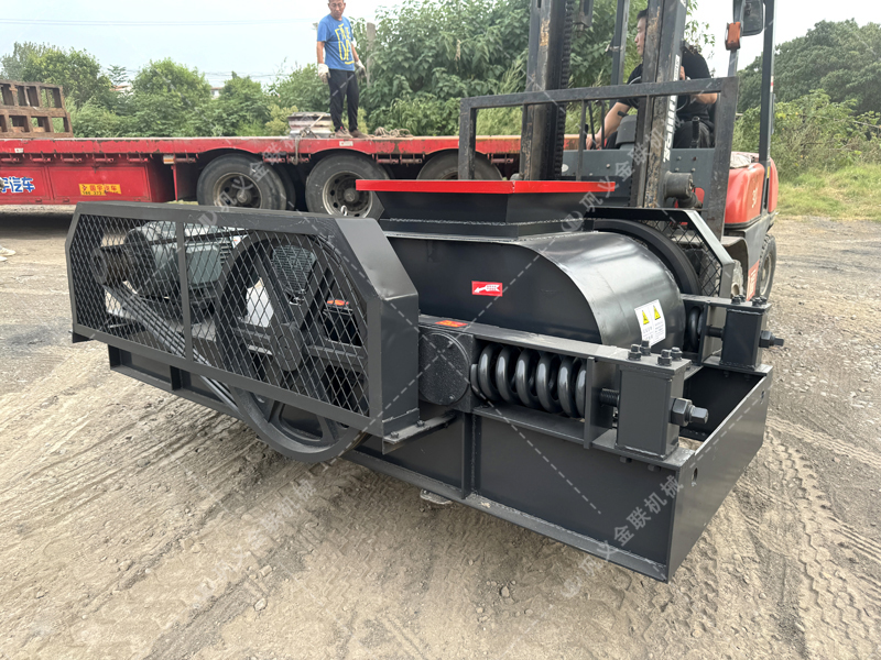 建筑垃圾回收難？雙齒輥破碎機(jī)為何能輕松“消化”不規(guī)則物料？