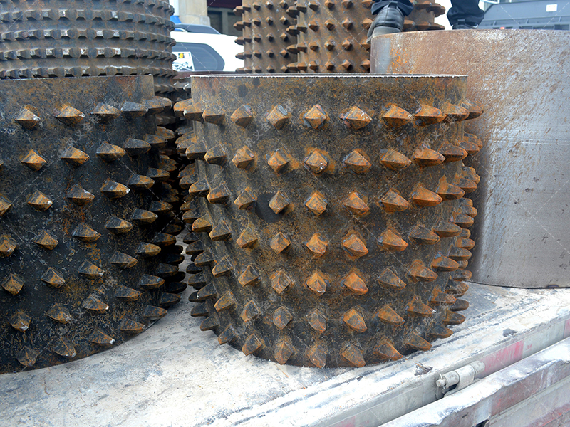 建筑垃圾回收難？雙齒輥破碎機(jī)為何能輕松“消化”不規(guī)則物料？