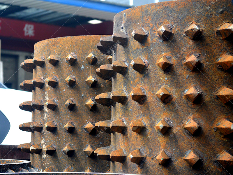 除了價(jià)格,選擇雙齒輥破碎機(jī)更應(yīng)關(guān)注哪些長(zhǎng)期效益指標(biāo)? 除了價(jià)格,選擇雙齒輥破碎機(jī)更應(yīng)關(guān)注哪些長(zhǎng)期效益指標(biāo)?