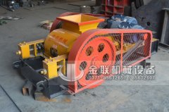 兩臺小型對輥破碎機和直線篩發貨圖片_發往江蘇南通_處理硅石